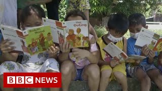 Mobile libraries in Philippines get schoolchildren through Covid closures - BBC News