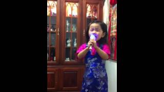 Video thumbnail of "Little Dhesel singing a Tibetan song"