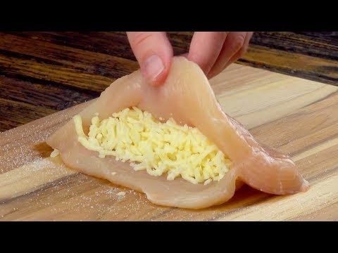 Наполняем куриные грудки сыром и закрываем. Так просто и вкусно!