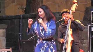 Mayra Andrade - Lapidu na bo - Live in Holland (11/12)