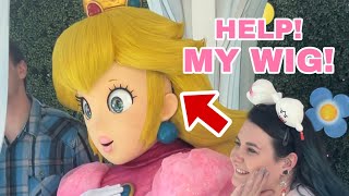 Princess Peach's Wig coming off! Meeting Mascot #6 (4K Meet & Greet at Super Nintendo World)