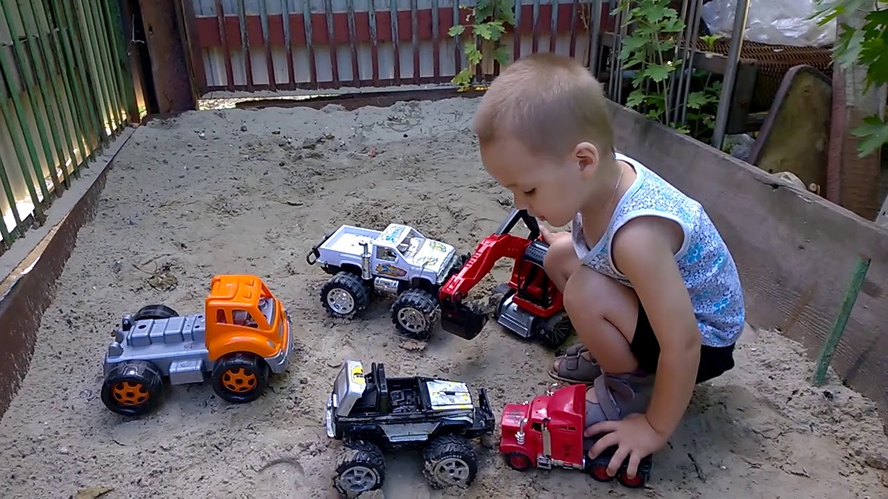 В машинки играем в куклы играем. Машинка для песочницы. Машинки для игры в песочнице. Машинки для песочницы маленькие. Мальчик в песочнице.