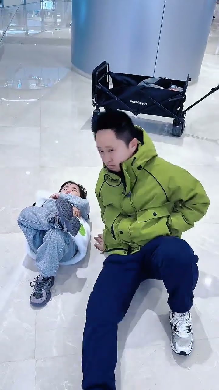 儿子撒泼躺地下不起，还是妈妈有办法，就是有点费爹！#funny#Cute#呆萌小米宝