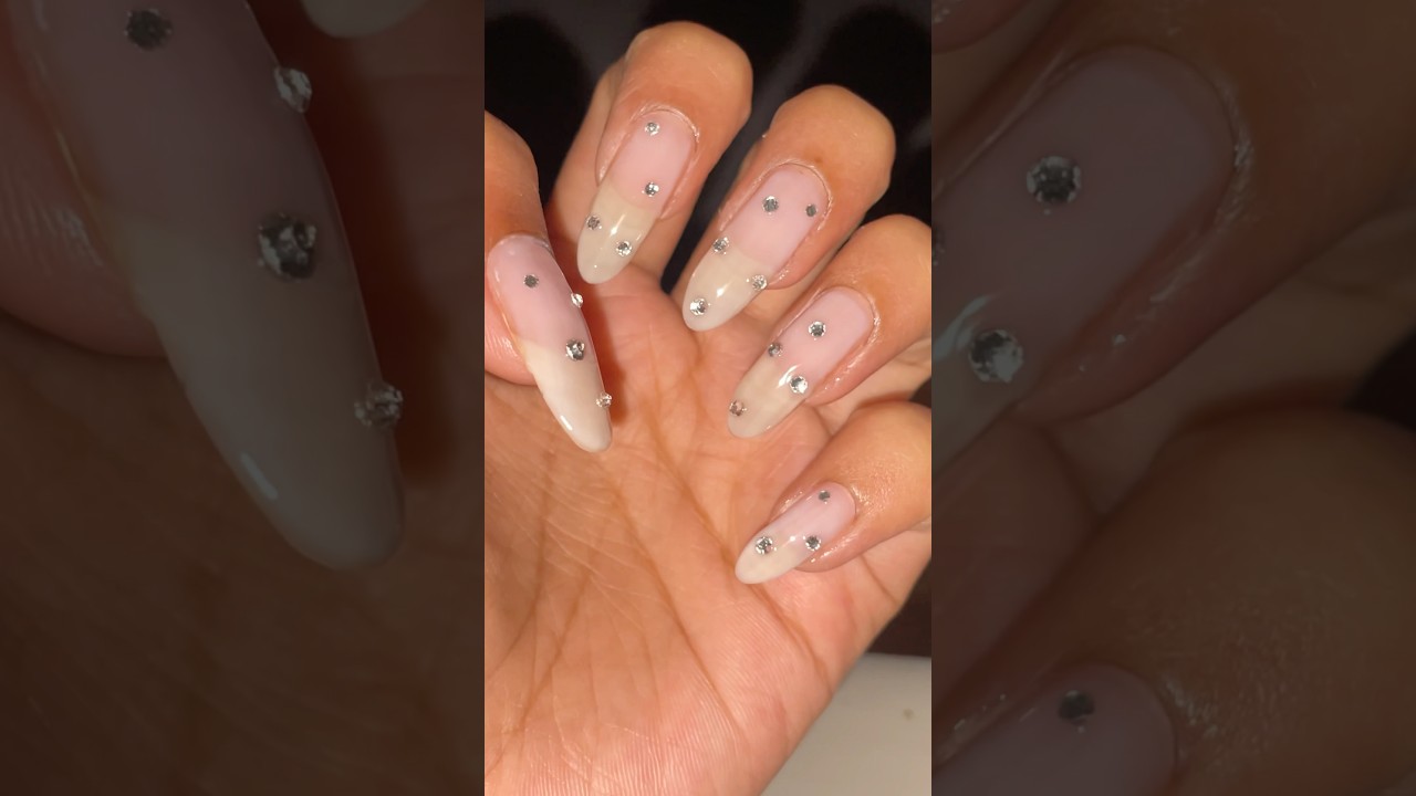 Let’s do something with rhinestones ✨✨ 