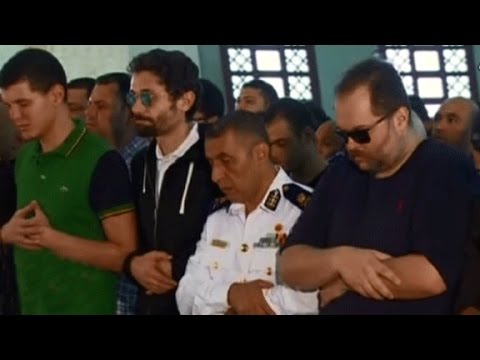 تشييع جثمان الفنان الراحل محمود عبد العزيز في جنازة مهيبة 