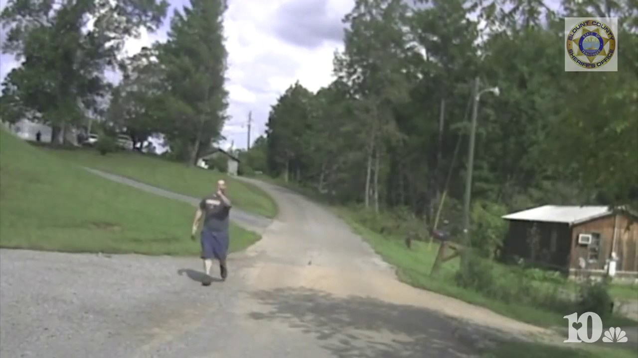 Ax-Wielding White Man Charges Cop and Gets Several Warnings Before Getting Shot race traduccion