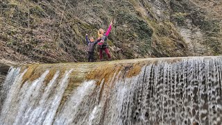 Полковничьи водопады в марте. река разлилась. нужны заброды. не пройти без сапогов