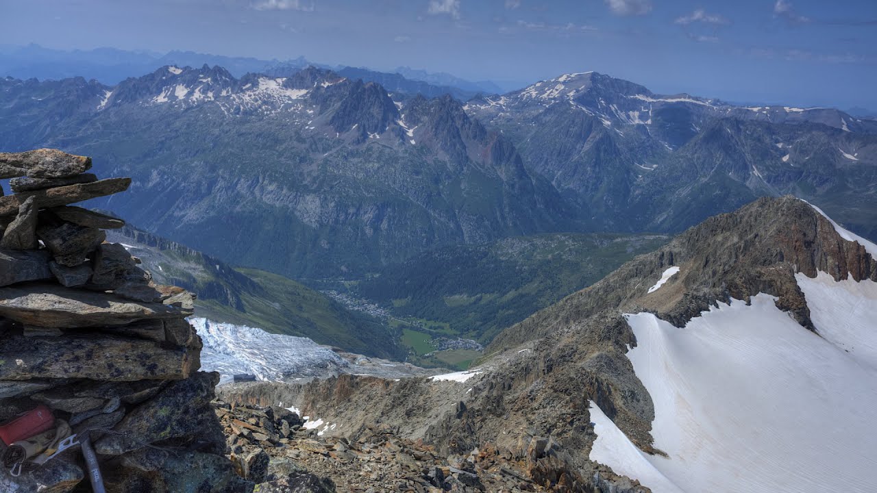 France, Haute Savoie, Chamonix, alpinistes sur l'arête de l'aiguille du