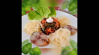 САЛАТ ИЗ МОРСКОЙ КАПУСТЫ И МОРКОВИ ТЁРТЫЙ ВАРЁНЫЙ КАРТОФЕЛЬ И СКУМБРИЯ
