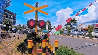 Railroad Crossing in Indonesia | Membersihkan Palang Pintu Kereta Api Baru Perlintasan 2023