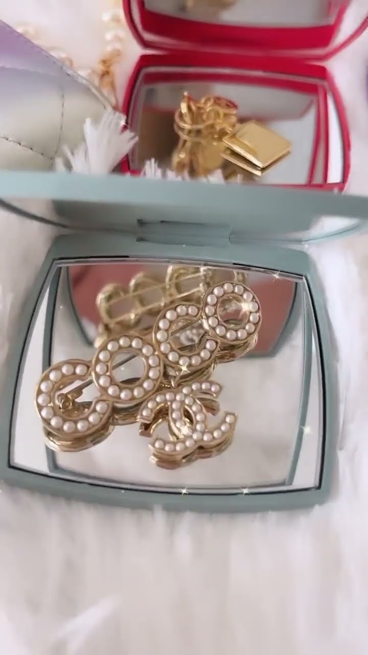 CHANEL Miroir Double Facettes 限定版 Chanel MIROIR DOUBLE FACETTES Limited-Edition Mirror Duo