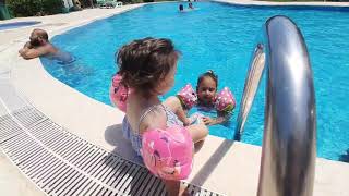 EYLÜL HAVUZDA YÜZÜYOR. EYLÜL IS SWIMING IN THE POOL.