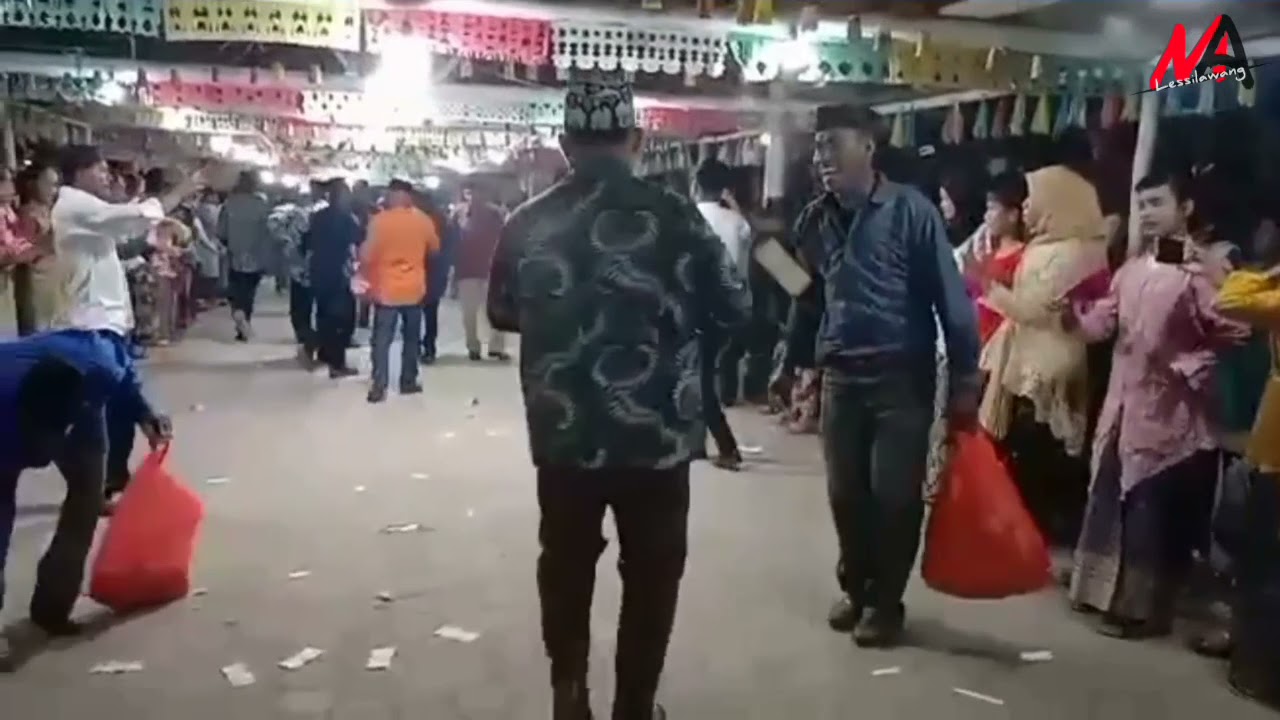 Tarian Adat Waelua Ambalau Maluku Indonesia