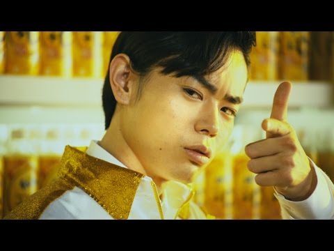 菅田将暉、キレッキレのコンビニ店員に 新TVCM『ファンタ レモン+C「キレッキレ店員」』篇&メイキング映像