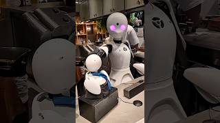 Robot waiters in Japan⁉️🦾