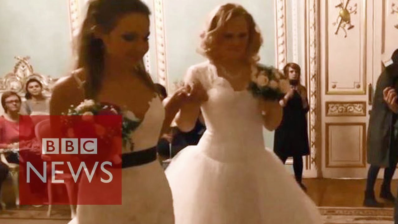 Same-sex couple marry in Russia picture