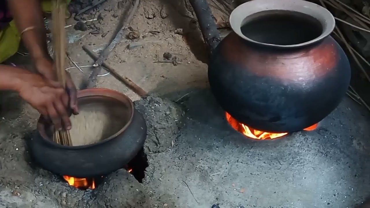 গ্রামের মাটির চুলায় মুড়ি ভাজা 