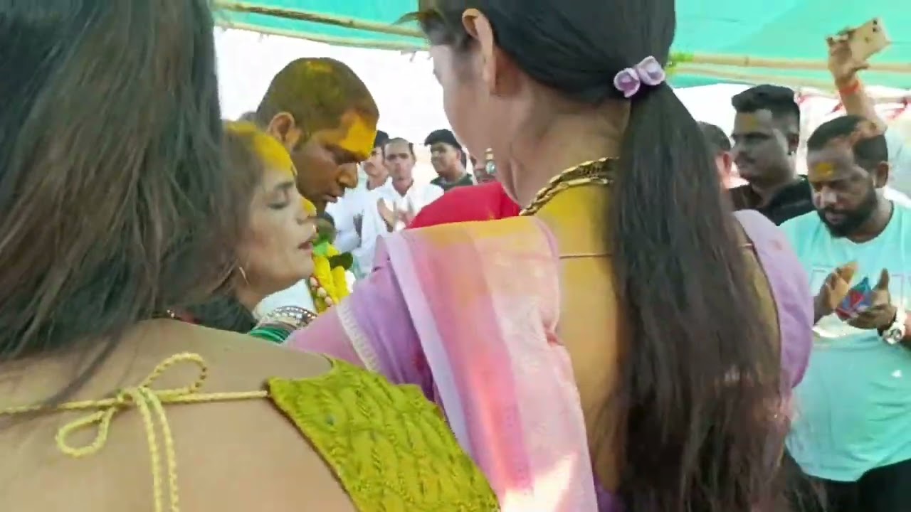 आमच्या घरच्या देवांना अभिषेक घालण्यासाठी नदिवर घेऊन गेलो//नदित पाण्यात थेंबही नव्हता