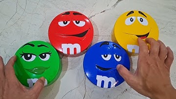 ASMR Tapping & Crinkling on M&M