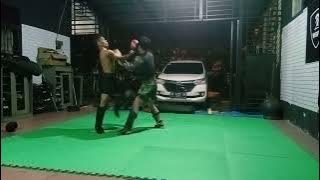 Sparing kick boxing tipis tipis ,Rizki ananda Panjaitan