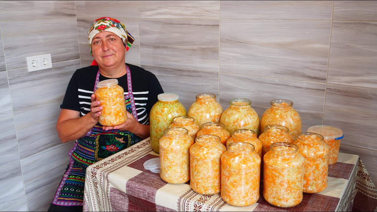 Готуємо квашену капусту за старовинним рецептом 🥬 🥕Важка робота в селі