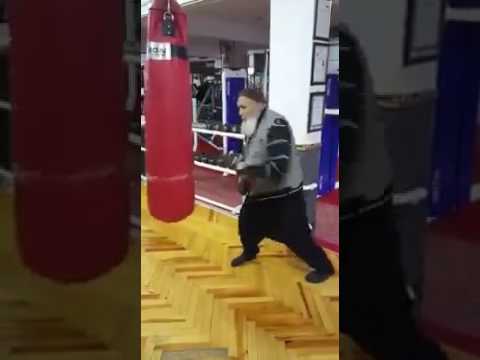 شيخ كبير في السن لكنه ملاكم قوي