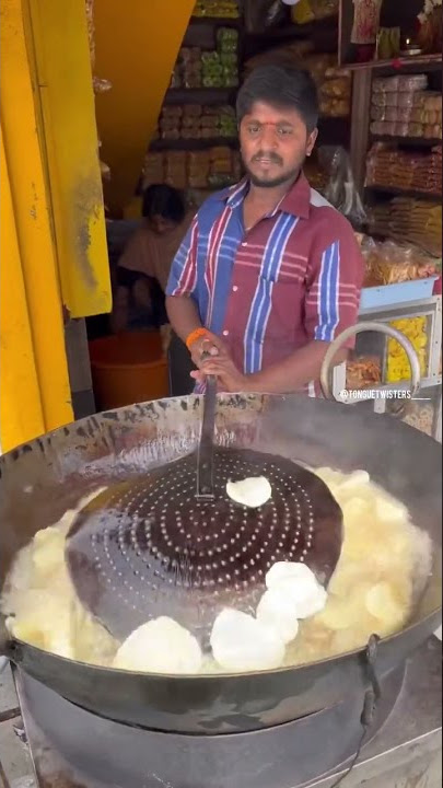 Desi potato uncle chips making on streets of #bangalore #unclechips #potatochips #foodshorts #shorts