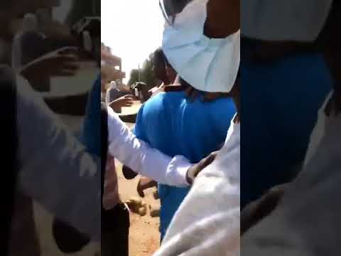 سوداني يضرب شراميط نسويات ملحدات فينا يسمى بيوم المرأه 8 مارس