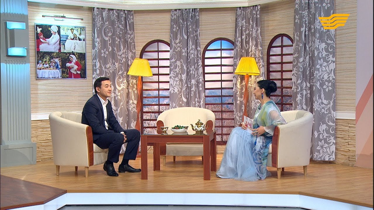 Әдемі көйлектердегі балапанмен секс порно видео Жалаңаш Миа үлкен әтешті әдемі мінеді