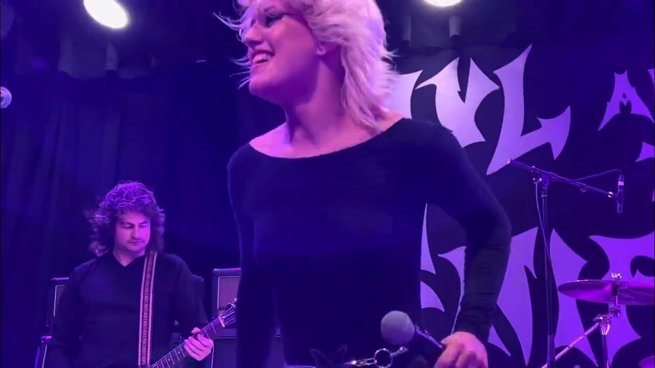 Amyl and the sniffers hertz live at the waiting room lounge omaha