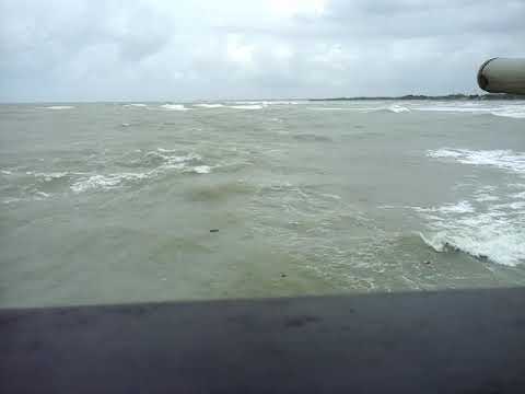 Ombak Di Pantai Bandengan Kabupaten Jepara Sangat Besar