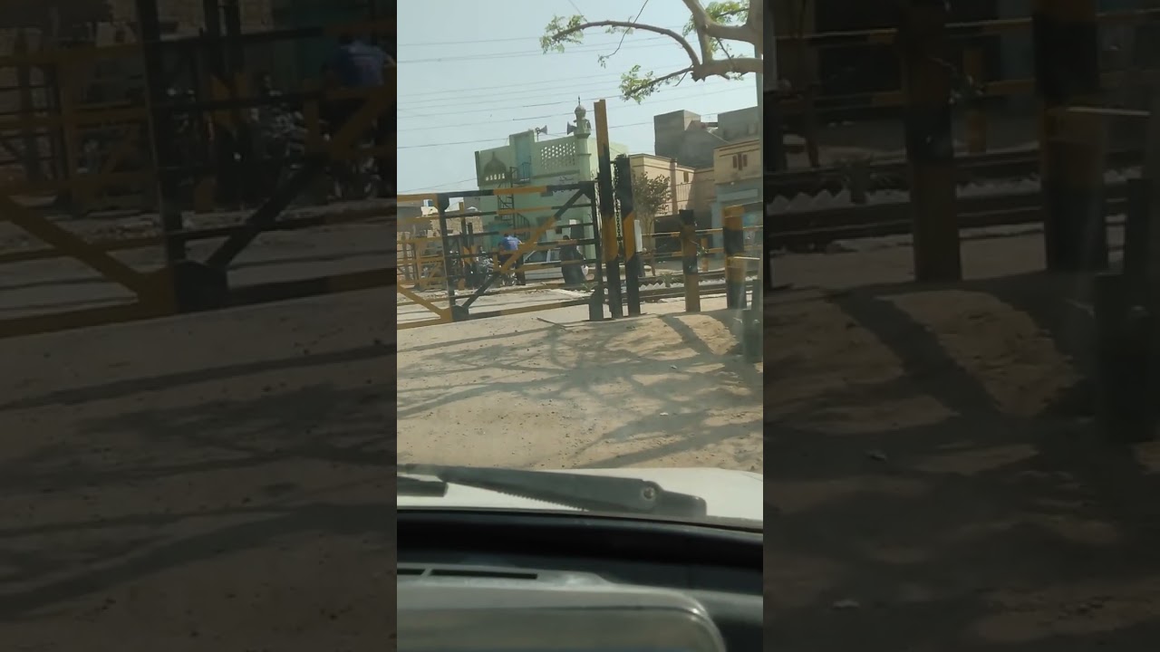 Look at the negligence of public, how pathetically people are crossing🙏