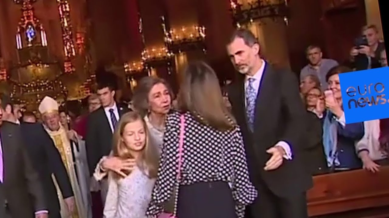 REINA LETIZIA ORTIZ impide una foto a la REINA SOFIA - YouTube