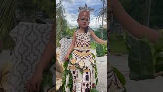 Bella Niña Con Su Traje De India Bonita Desfila En La Pasarela