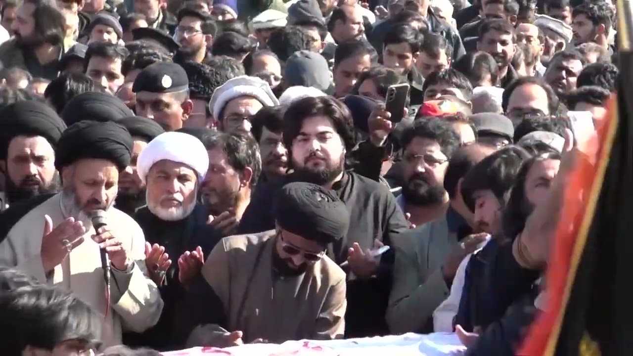 Thousands mourn victims of Pakistan mosque bombing