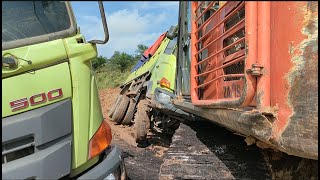 Намеренное плохое событие! Грузовик Hino перевернулся из-за полной пробки