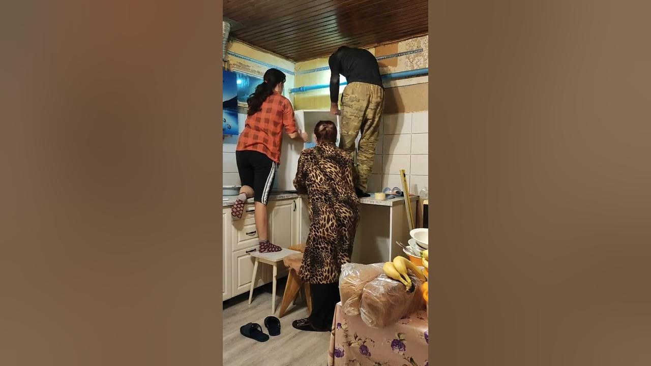 Вешаем угловой шкаф кухни из Леруа Мерлен - YouTube