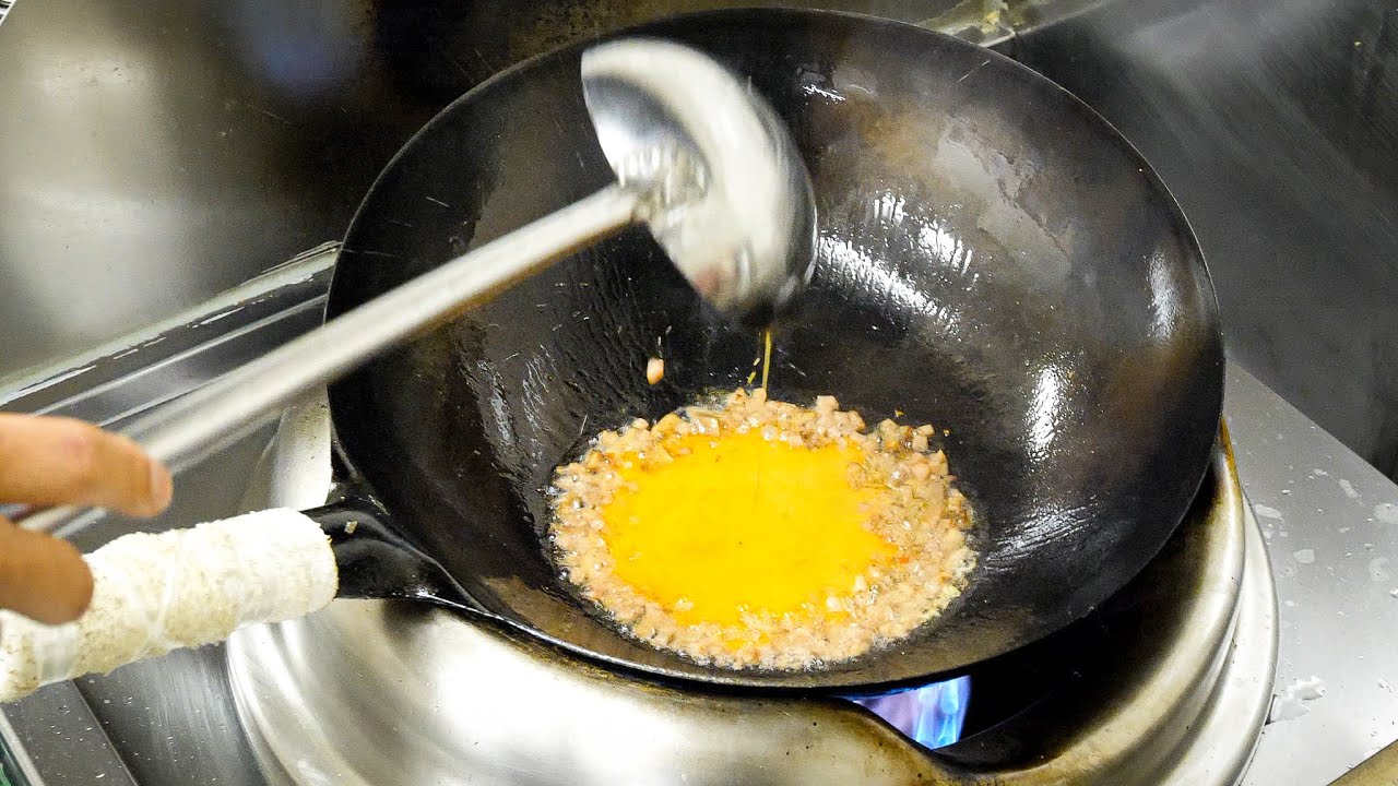 達人の領域まで極められた町中華職人のスキの無い鍋さばき丨Egg Fried Rice - Wok Skills in Japan