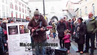 Marcello Calabrese - street guitarist - "Smoke On The Water", live in Bergamo 2017 chords