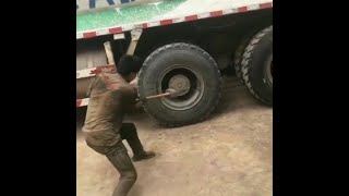 Just do your best to get things done --- How tough Chinese Mechanic repair trucks