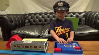 ミキハウスの音のでるおしごとえほん「でんしゃ」で遊びました。電車大好き！