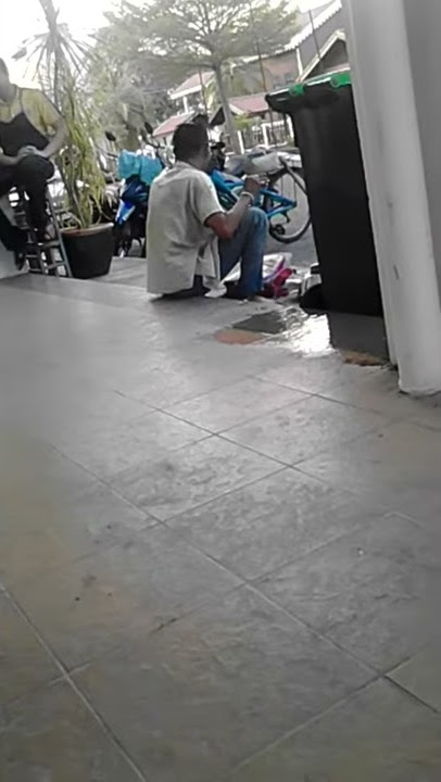 Orang gila makan sampah