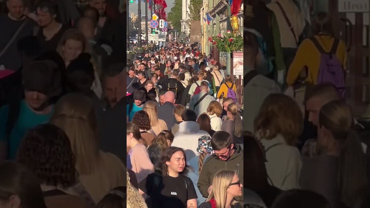 Народ  на Невском проспекте в Санкт Петербурге