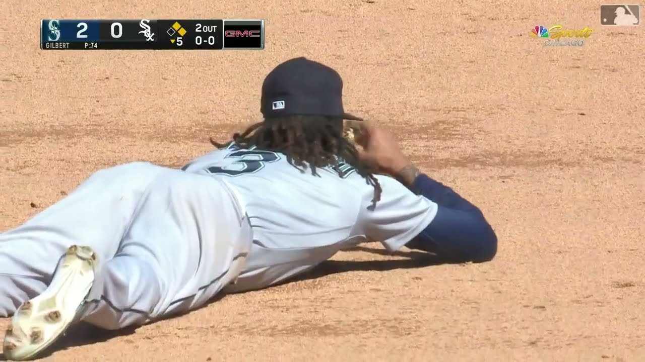 Wind absolutely takes over Mariners White Sox game!! (Guess that's why it's the Windy City)