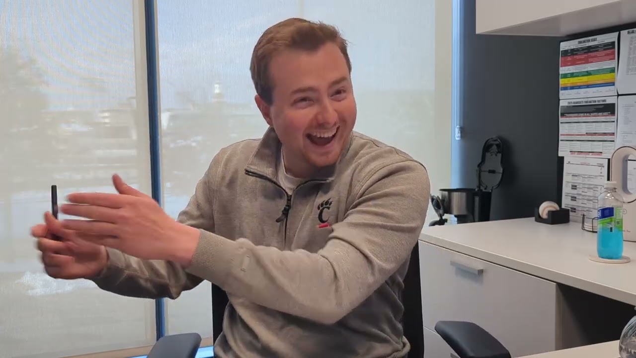 Помощник генерального менеджера Цинциннати Картер Уилсон — Национальный день подписания контракто...