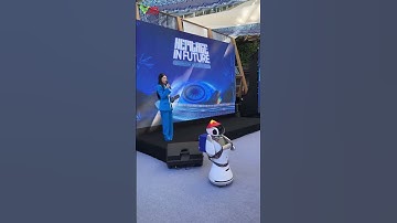 [TVC-VDS] Robot Sanbot tại sự kiện công bố Iphone 17 của Shopdunk