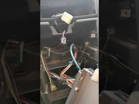 В приоре мерзнет левая нога водителя причина