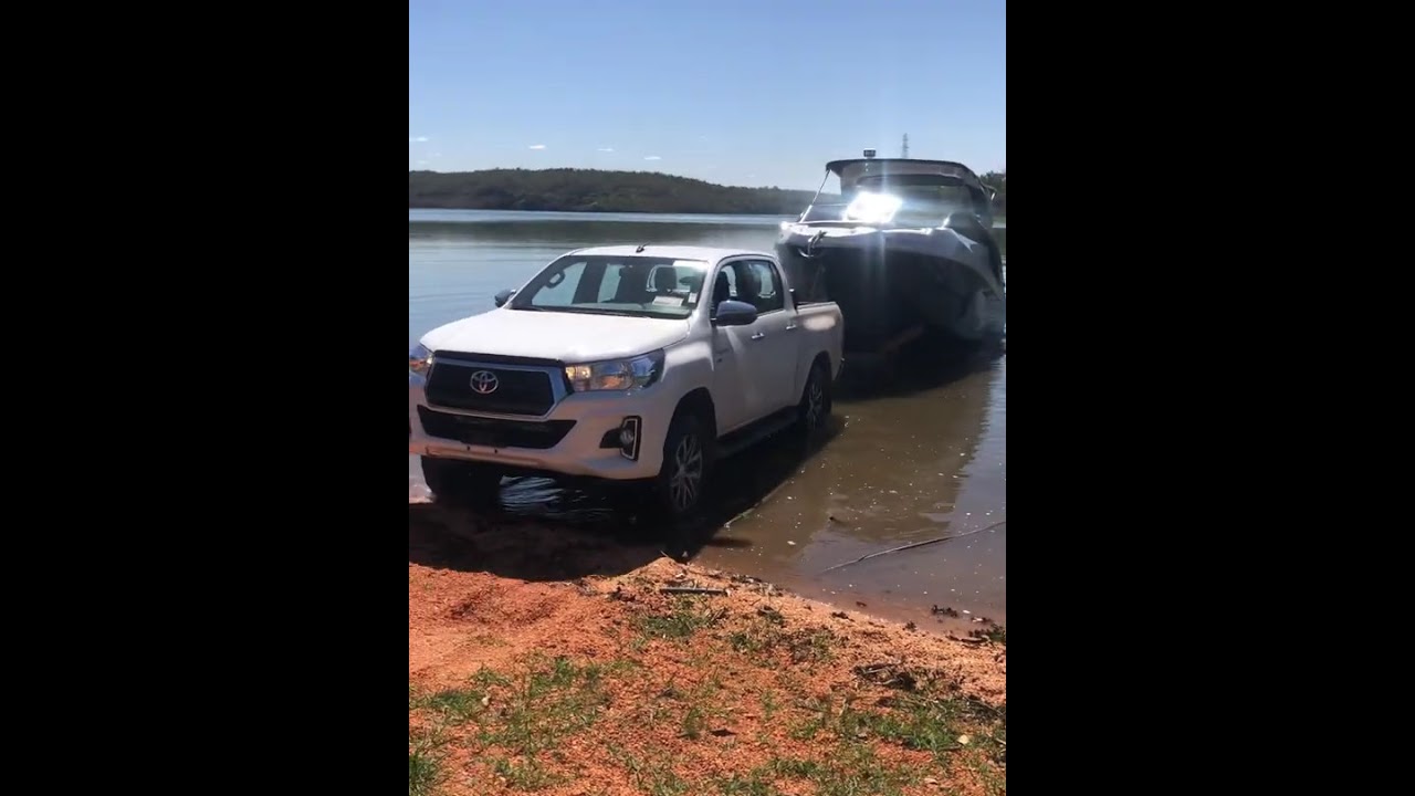 Hilux Flex puxando lancha 3mil quilos 4x4 reduzida