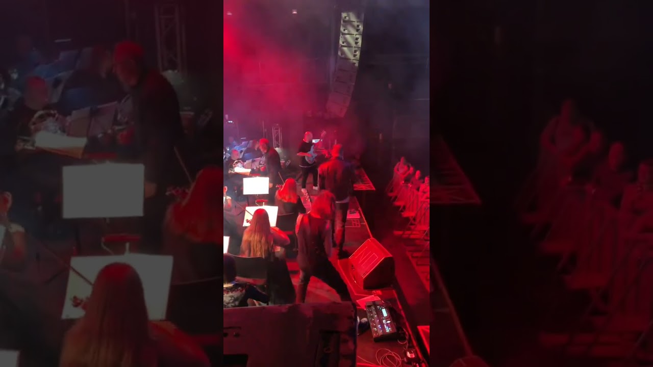 Гражданская Оборона с симфоническим оркестром в Екатеринбурге, Теле-клуб. Бас G&L L1000.