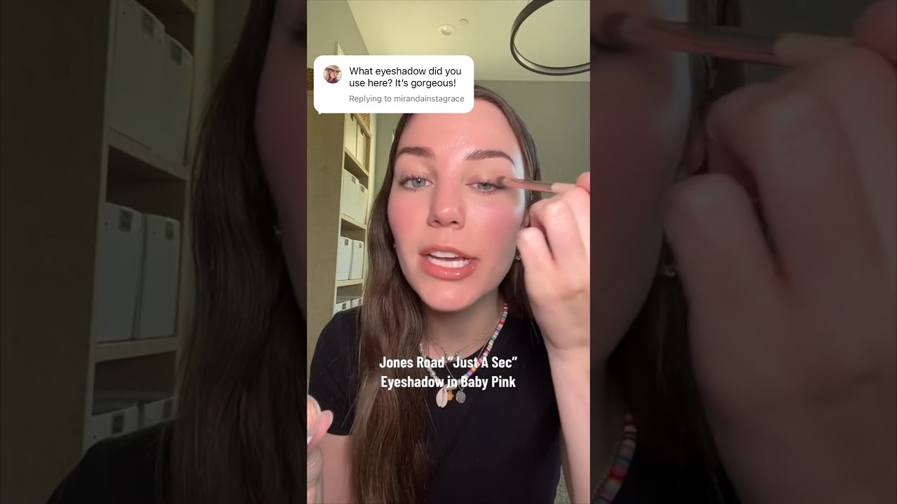 The easiest glossy, wet eyeshadow look 